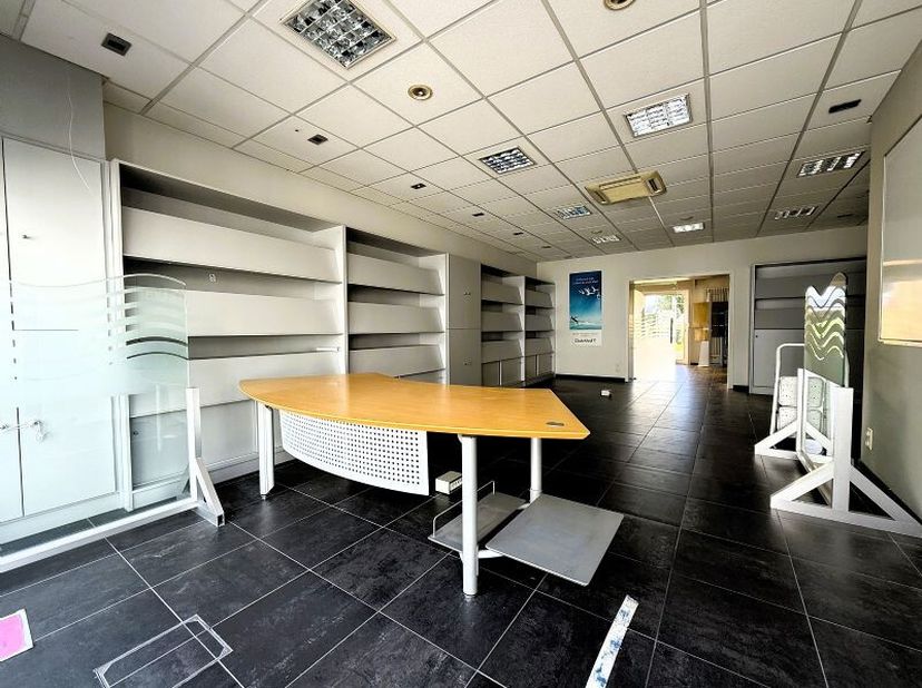 Commercieel gelegen opbrengsteigendom te Waregem met gelijkvloers handelspand en bovenliggend appartement, omvattende o.a. op het GELIJKVLOERS: Inkom
